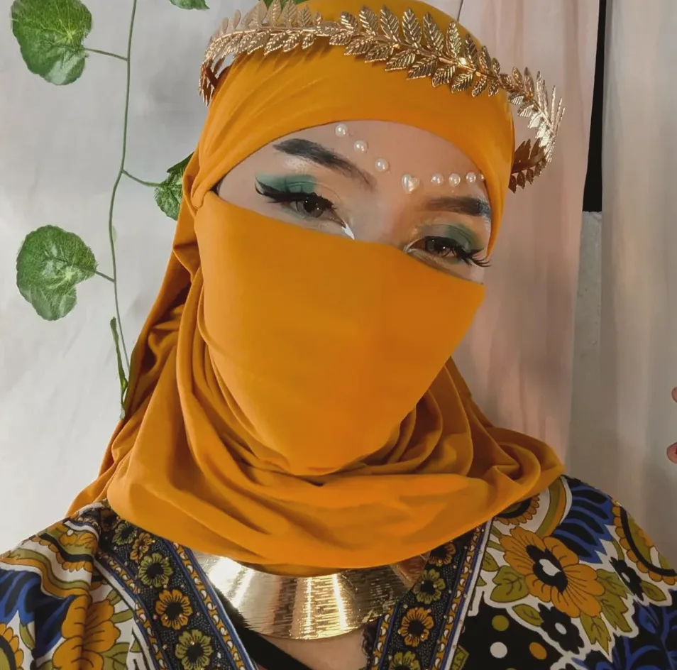 Elif, 28